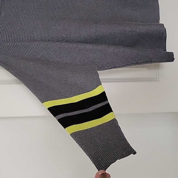 Sweater - Picture 3 of 4